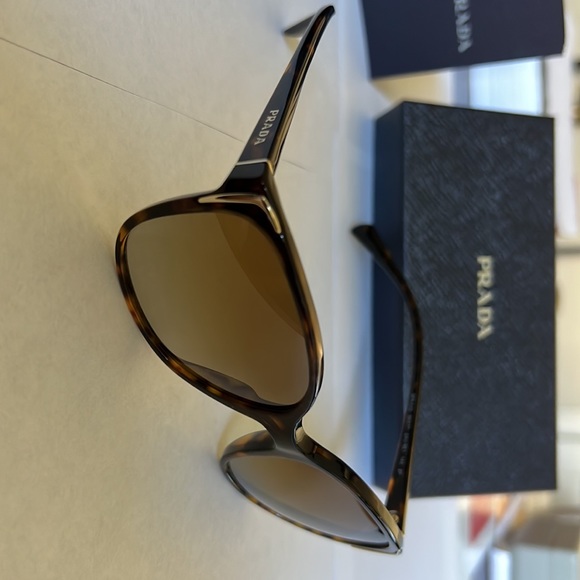 Prada SPR 010 5517  2AU-6E1 sunglasses, ex condition, w/original packaging - Picture 4 of 4